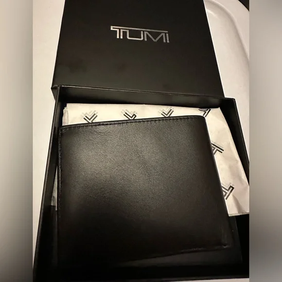 TUMI - Picture 1 of 8